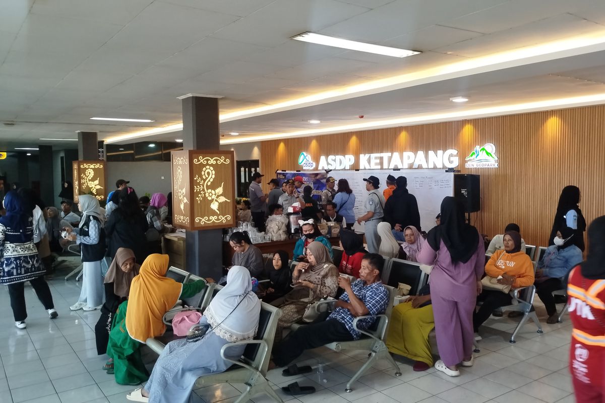 Ruang tunggu di Pelabuhan Ketapang Banyuwangi dipenuhi keluarga penumpang KMP Tunu Pratama Jaya, Kamis (3/7/2025).