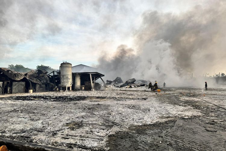 Kondisi pabrik minyak milik PT. Agro Raya Mas setelah kebakaran di Jalan Jermal, Kelurahan Sei Mati, Kecamatan, Medan Labuhan, Kota Medan, Sumatera Utara, Kamis (24/7/2025).