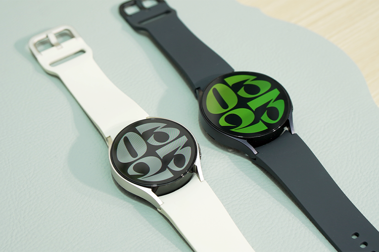 Galaxy Watch 6 series model 40 mm (kiri) dan 44 mm (kanan)