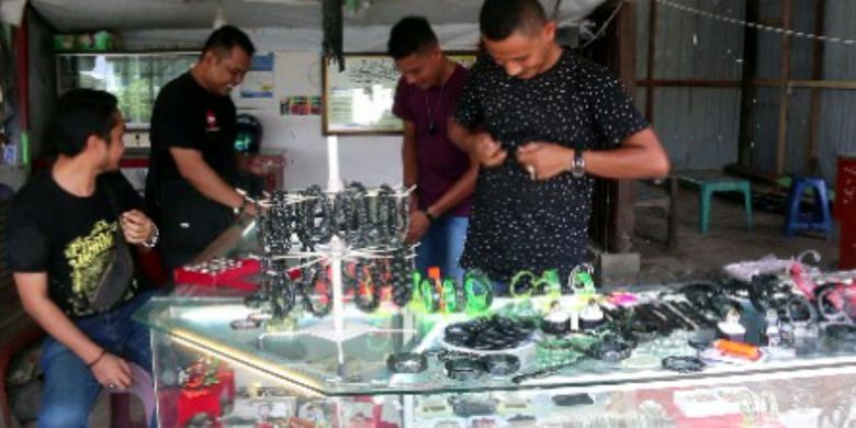 Awi Gemstone usaha penjualan kerajinan batu giok khas Aceh di Lampeunerut, Aceh Besar, mulai bangkit setelah sempat bangkrut akibat pandemi covid 19.