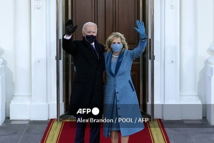 Presiden Joe Biden dan istrinya Jill Biden di Gedung Putih, Washington DC, AS, 20 Januari 2021.