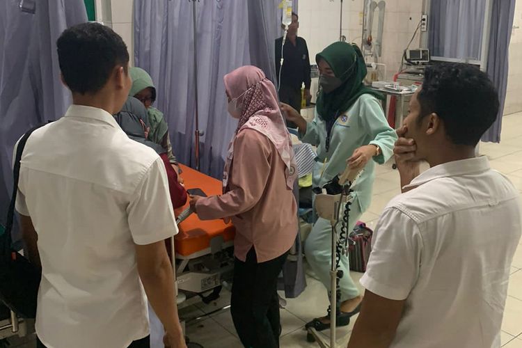 Guru berinisial M yang dianiaya siswanya sendiri, saat menjalani visum dan penanganan medis atas luka yang dialami, Rabu (15/11/2023).