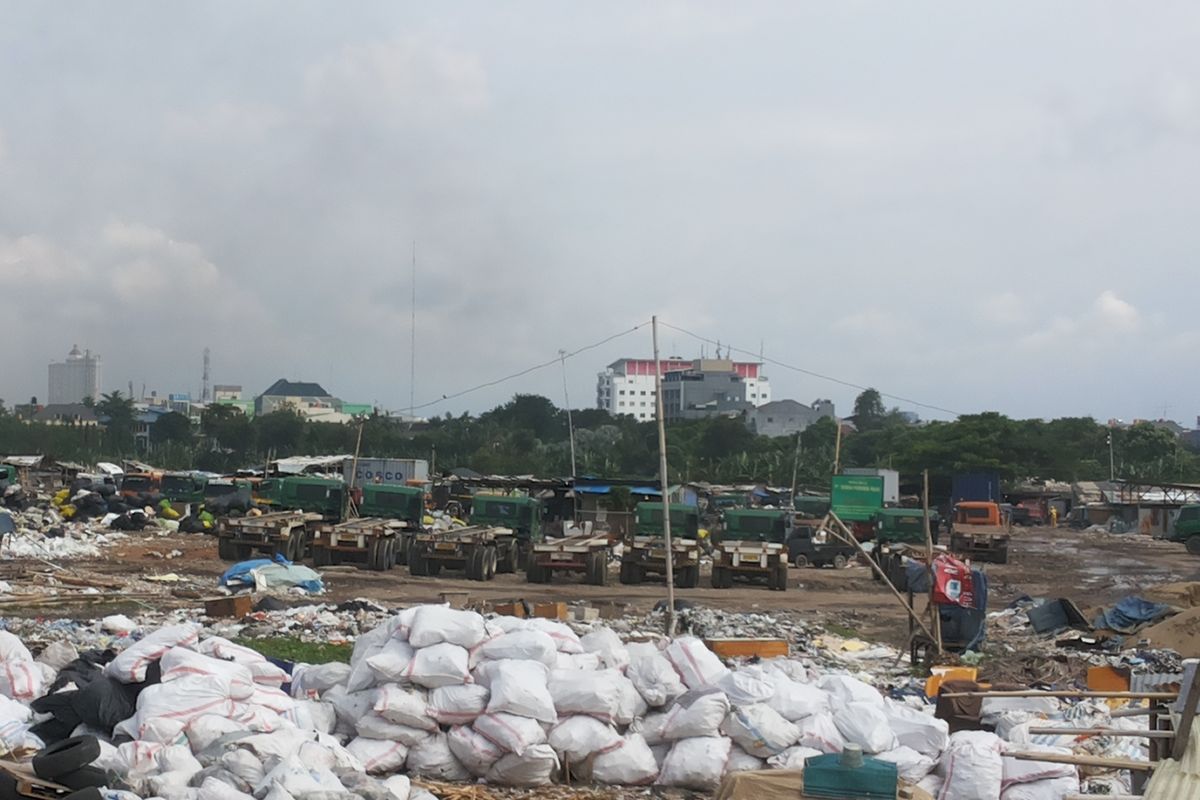 Kondisi lahan eks Taman BMW di Kelurahan Papanggo, Tanjung Priok, Jakarta Utara, Senin (27/2/2017). Tampak lahan kini menjadi tempat pembuangan sampah. Pemerintah Provinsi DKI Jakarta sudah lama merencanakan pembangunan stadion di lahan seluas 66,6 hektar ini. Namun, pembangunannya tak kunjung dilaksanakan karena lahan masih dalam status sengketa.