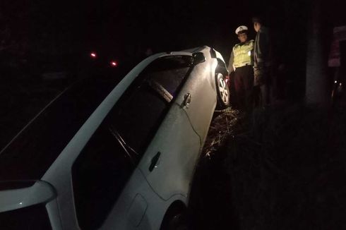 Mobil di Kulon Progo Tabrak Tiang Telepon hingga Masuk Jurang, Sopir Sempat Tak Berani Turun