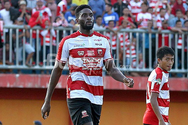 Striker Madura United, Mamadou Samassa, saat tampil melawan Selangor FA dalam laga uji coba di Stadion Ratu Pamelinggan Pamekasan, Jawa Timur, Selasa (4/9/2018) sore.
