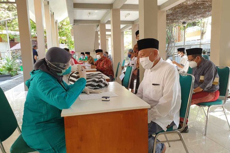 Pengasuh Pesantren Tebuireng KH. Abdul Hakim Mahfudz mengikuti rapid test antigen di Pesantren Tebuireng, Jombang, Jawa timur, Minggu (27/9/2020).