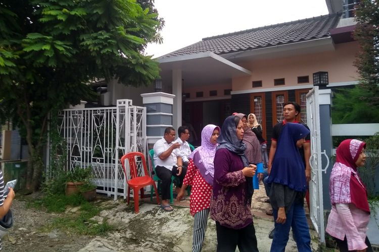 Sejumlah warga mendatangi kediaman Ubaidillah Salabi di Perumahan Ciluar Asri, Bogor Utara, Kota Bogor, Senin (29/10/2018).