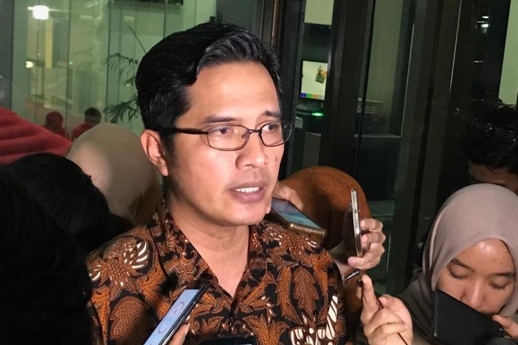 Juru Bicara KPK Febri Diansyah saat memberikan keterangan pers di Gedung Merah Putih KPK, Jakarta Selatan, Senin (12/11/2018). 