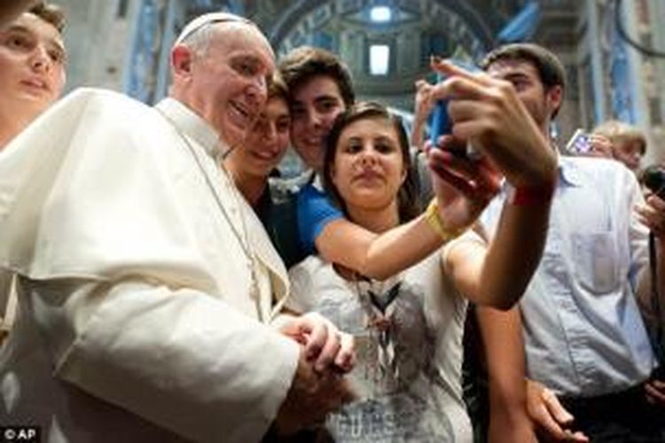 Paus Fransiskus dengan gembira berfoto bersama para remaja Italia yang sedang mengunjungi Vatikan. Foto Paus dengan para remaja itu dengan cepat menyebar di dunia maya.