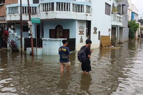 Antisipasi Banjir Susulan, Petugas BPBD Kota Bekasi Bersiaga di Titik Rawan