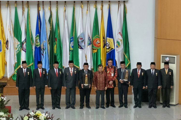 Provinsi Jawa Barat dan kabupaten Kudus menjadi menerima penghargaan sebagai pemerintah daerah dengan kinerja terbaik nasional selama tiga tahun berturut-turut pada 2014, 2015 dan 2016, Jakarta, Rabu (25/4/2018).