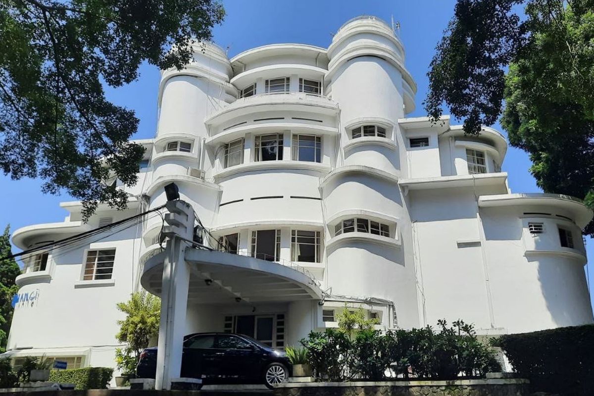 Villa Isola adalah salah satu bangunan bersejarah di Bandung, Jawa Barat. 