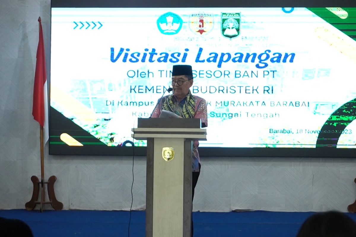 Wakil Bupati (Wabup) Hulu Shungai Tengah (HST) Mansyah Sabri saat menyambut kedatangan Tim Evaluator Direktur Jenderal (Dirjen) Pendidikan Vokasi Kementerian Pendidikan, Kebudayaan, Riset, dan Teknologi (Kemendikbudristek) dan Lembaga Layanan Pendidikan Tinggi (LLDikti) di Pendopo Kabupaten HST, Sabtu (18/11/2023).
