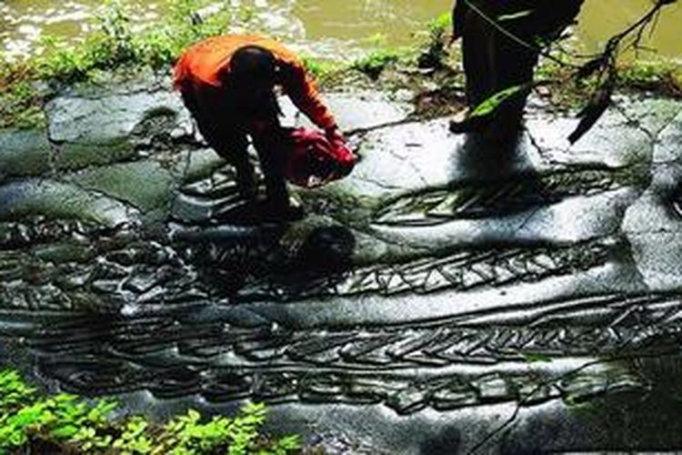 Petugas Taman Hutan Raya Ir H Djuanda, Bandung, membersihkan lokasi lipatan lava yang dinamai Batu Selendang Dayang Sumbi, Selasa (5/4). Lipatan lava akibat letusan Gunung Tangkubanparahu ini menjadi batuan lipatan lava pertama di Indonesia.