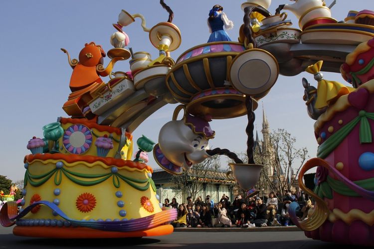 Salah satu tokoh Disney tampil dalam parade di Tokyo Disneyland, Jumat (13/4/2018). Parade ini digelar dalam rangka perayaan ke-35 tahun Tokyo Disneyland.