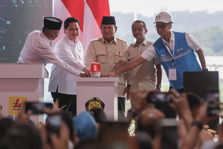 Presiden Republik Indonesia Prabowo Subianto (tengah) didampingi Menteri ESDM Bahlil Lahadalia (kedua dari kanan), Menteri BUMN Erick Thohir (kedua dari kiri), Menteri PU Dody Hanggodo (kiri), dan Direktur Utama PLN Darmawan Prasodjo (kanan), saat meresmikan 37 proyek strategis ketenagalistrikan di 18 provinsi pada Senin (20/1) bertempat di PLTA Jatigede, Kabupaten Sumedang, Jawa Barat. Penambahan infrastruktur kelistrikan ini merupakan salah satu langkah Pemerintah dalam meningkatkan keandalan dan kecukupan pasokan listrik guna mendorong pertumbuhan ekonomi 8 persen.
