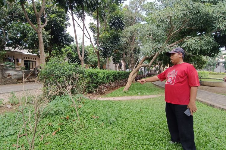 Lokasi tanaman dan rumput rusak akibat diterobos para remaja menggunakan motor di Taman Maju Bersama (TMB) Tulip, Jalan Sepakat, Kelapa Dua Wetan, Ciracas, Jakarta Timur, Jumat (14/7/2023).