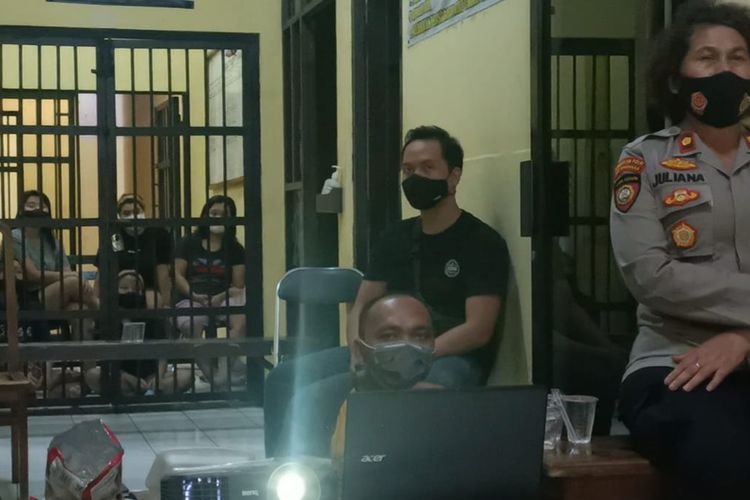 Kapolsek Gajahmungkur, Kompol Juliana nobar bola bersama para tahanan, Rabu (29/13/2021)