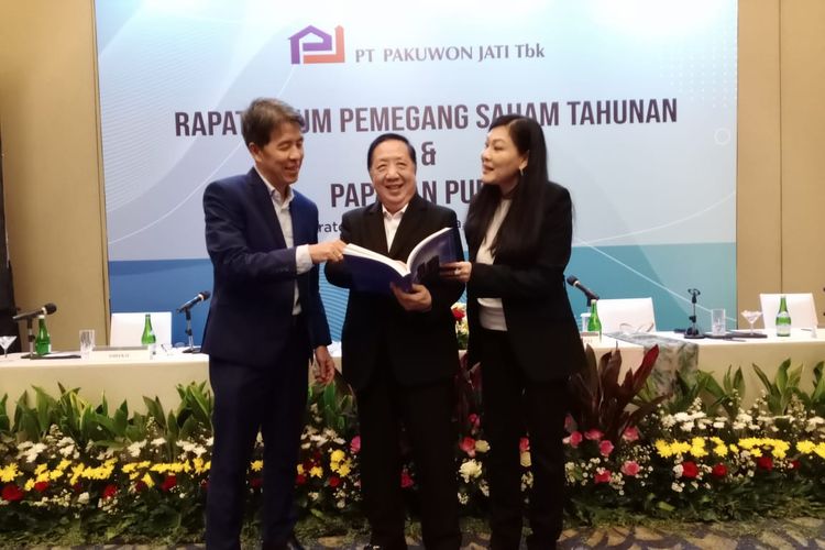 PT Pakuwon jati Tbk membagikan dividen 20 persen dari total laba Rp 1,5 triliun atau Rp 313 miliar. Tampak dalam gambar Direktur Utama PT pakuwon jati Tbk Alexander Stefanus Ridwan (tengah), Direktur Keuangan dan Sekretaris Keuangan PT Pakuwon Jati Tbk Minarto Basuki, dan Direktur Pengembangan Bisnis PT Pakuwon Jati Tbk Ivy Wong, usai paparan publik, di Sheraton Grand, Jakarta, Selasa (27/6/2023).