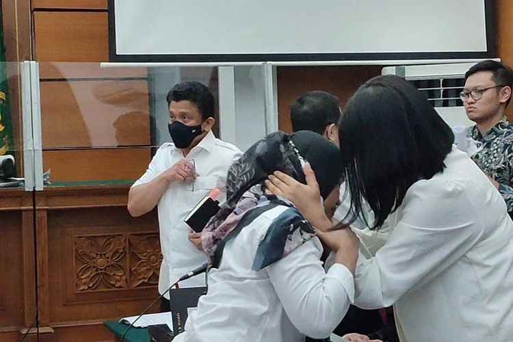 Momen saksi Susi dan terdakwa Putri Candrawathi berpelukan saat persidangan diskors atau dijeda di PN Jaksel, Selasa (8/11/2022).