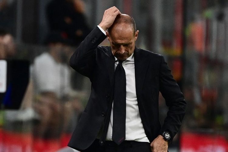 Pelatih AC Milan asal Italia Massimiliano Allegri bereaksi pada laga Serie A Italia antara AC Milan dan Cremonese di stadion San Siro di Milan, pada 23 Agustus 2025.