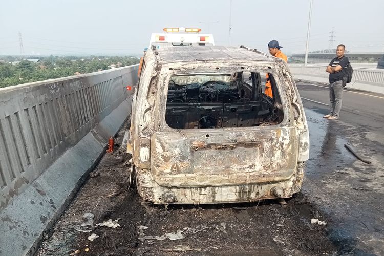 Mobil Terbakar di Tol Layang MBZ, Begini Kronologinya