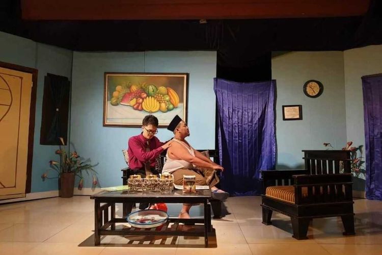 Faizol Yuhri, pekerja seni teater Karawang, sebagai aktor dalam pentas Pinangan.