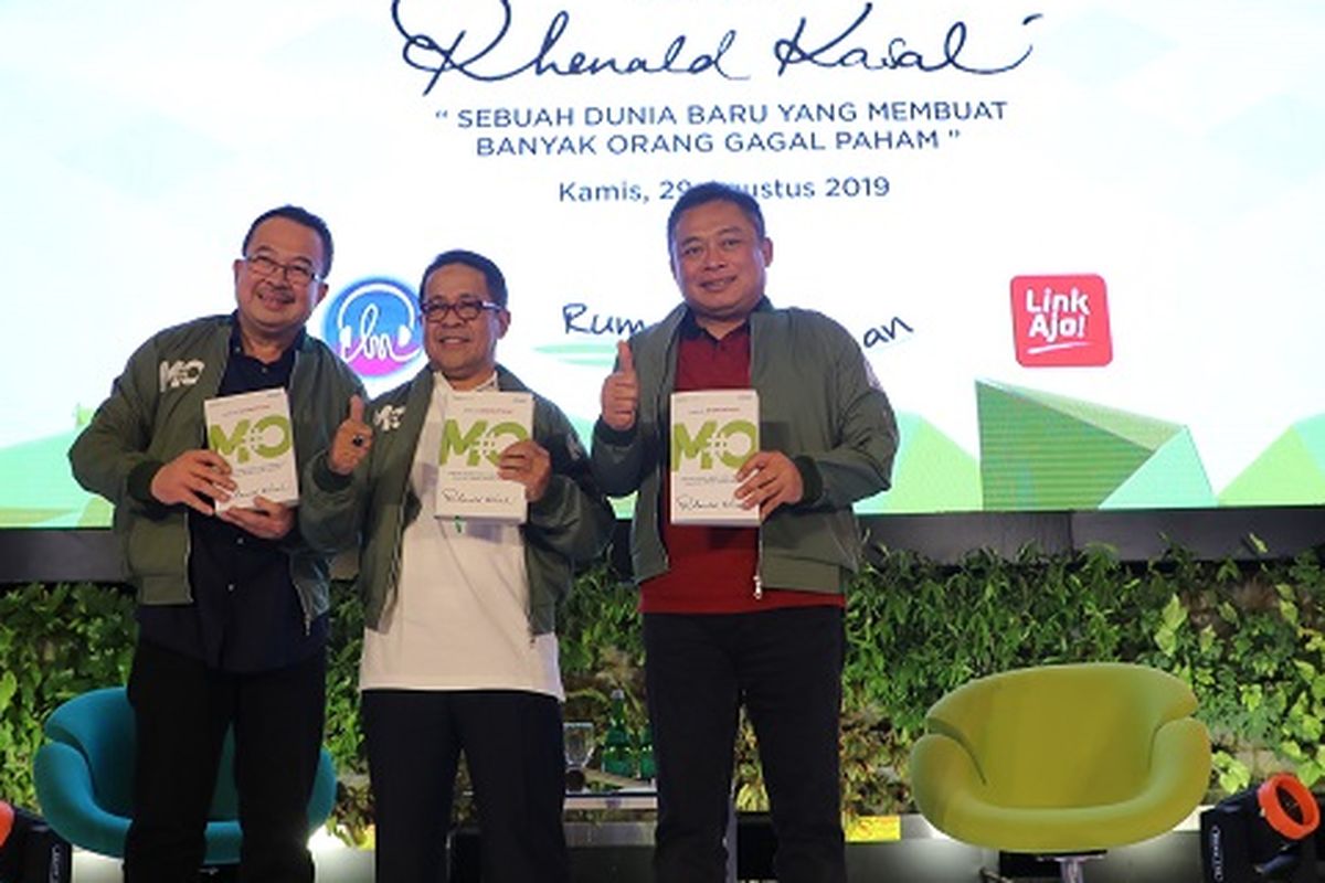 Deputi Bidang Infrastruktur Bisnis Kementerian BUMN Hambra (tengah) bersama Founder Rumah Perubahan yang juga Komisaris Utama Telkom Rhenald Kasali (kiri) dan Direktur Utama Telkom Ririek Adriansyah pada acara Bedah Buku #MO di Jakarta, Kamis (29/8).