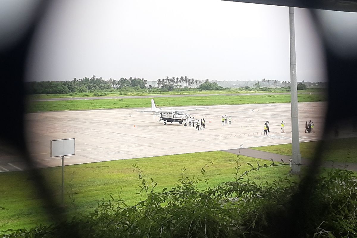 Pesawat Cessna Grand Caravan milik Susi Air mendarat pertama di Bandara Banyuwangi, untuk rute baru Sumenep-Banyuwangi, Selasa (11/1/2022).