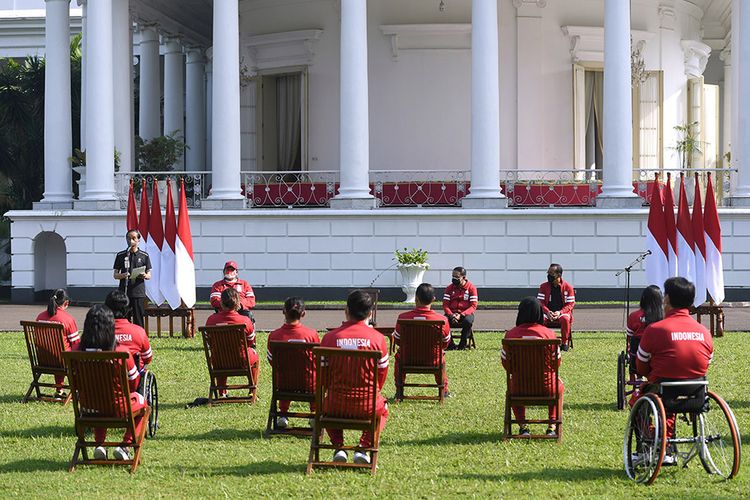 Presiden Joko Widodo (kiri) menyampaikan pengarahan kepada kontingen Indonesia peserta Paralimpiade Tokyo 2020 di Istana Kepresidenan Bogor, Jawa Barat, Jumat (17/9/2021). Presiden menyampaikan apresiasi dan penghargaan bagi atlet yang telah berjuang pada perhelatan Paralimpiade Tokyo 2020.