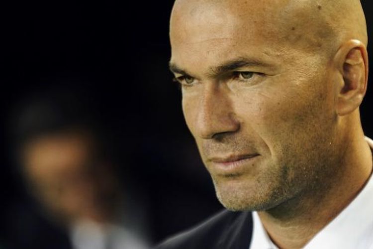 Pelatih Real Madrid, Zinedine Zidane, mendampingi anak asuhnya dalam laga La Liga kontra Real Betis di Estadio Benito Villamarin, Sabtu (15/10/2016).