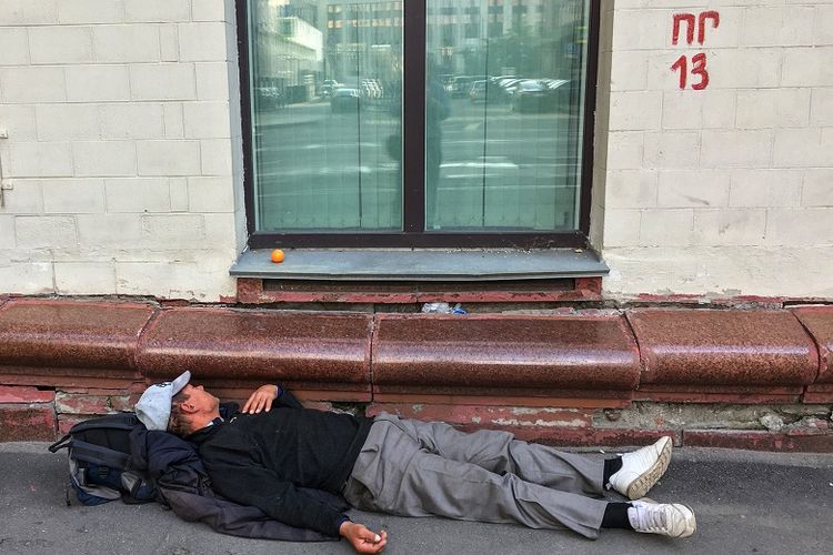 Seorang lelaki tidur di sebuah jalan di pusat kota Moskwa, pada 8 Agustus 2019.