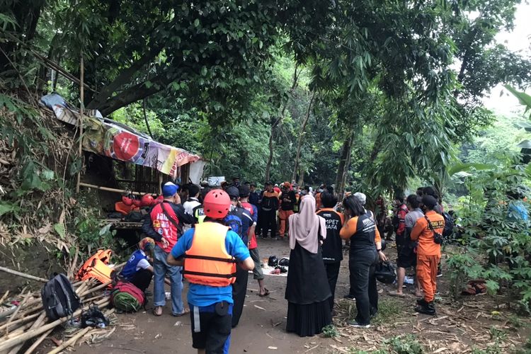 Pencarian Napih (70) korban. tenggelam dan terbawa arus Kali Ciliwung di Depok, Jawa Barat dihentikan pada Sabtu (19/12/2020) malam.