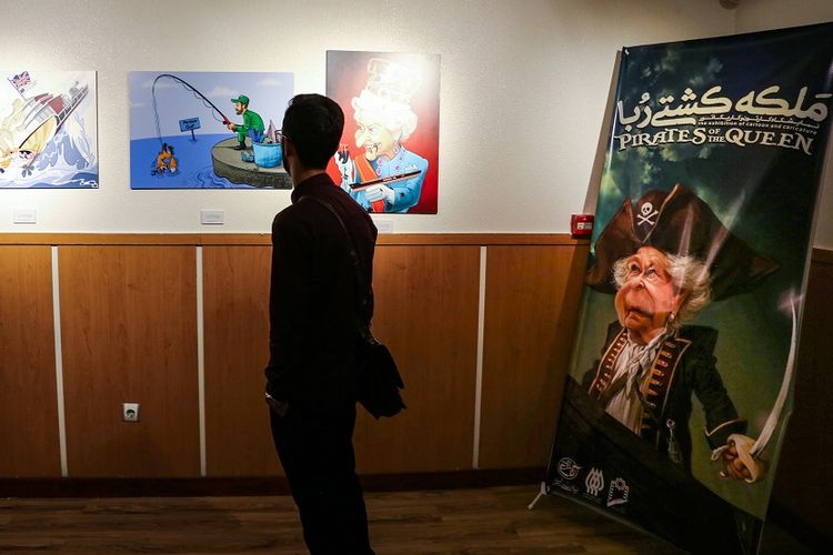 Seorang pengunjung memperhatikan karya karikatur yang ditampilkan dalam pameran Pirate of the Queen atau Ratu Bajak Laut di Teheran, Selasa (30/7/2019).