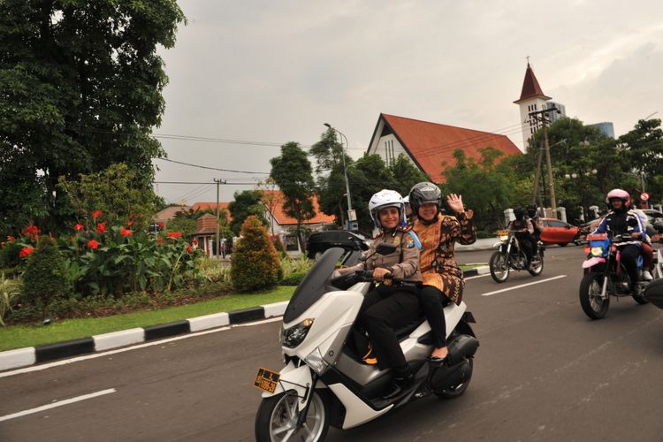 Risma dibonceng Polwan ikut patroli keliling gereja.