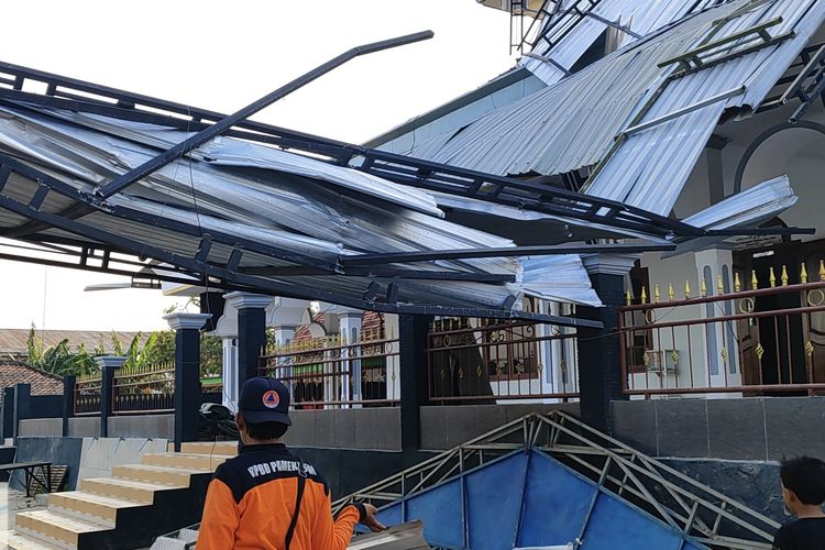 Angin Kencang Rusak Masjid dan 3 Rumah di Pamekasan, Teras Masjid Ambruk 25 Meter