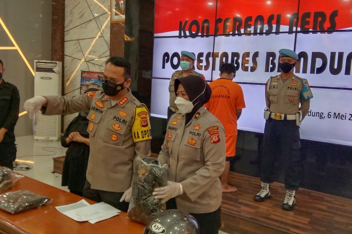 Kapolrestabes Bandung Kombes Aswin Sipayung tengah memperlihatkan barang bukti dan pelaku penusukan di Jalan Banteng, Malabar, Kecamatan Lengkong, Kota Bandung, Jawa Barat. Rilis pengungkapan ini digelar di Mapolrestabes Bandung, Jumat (6/5/2022).