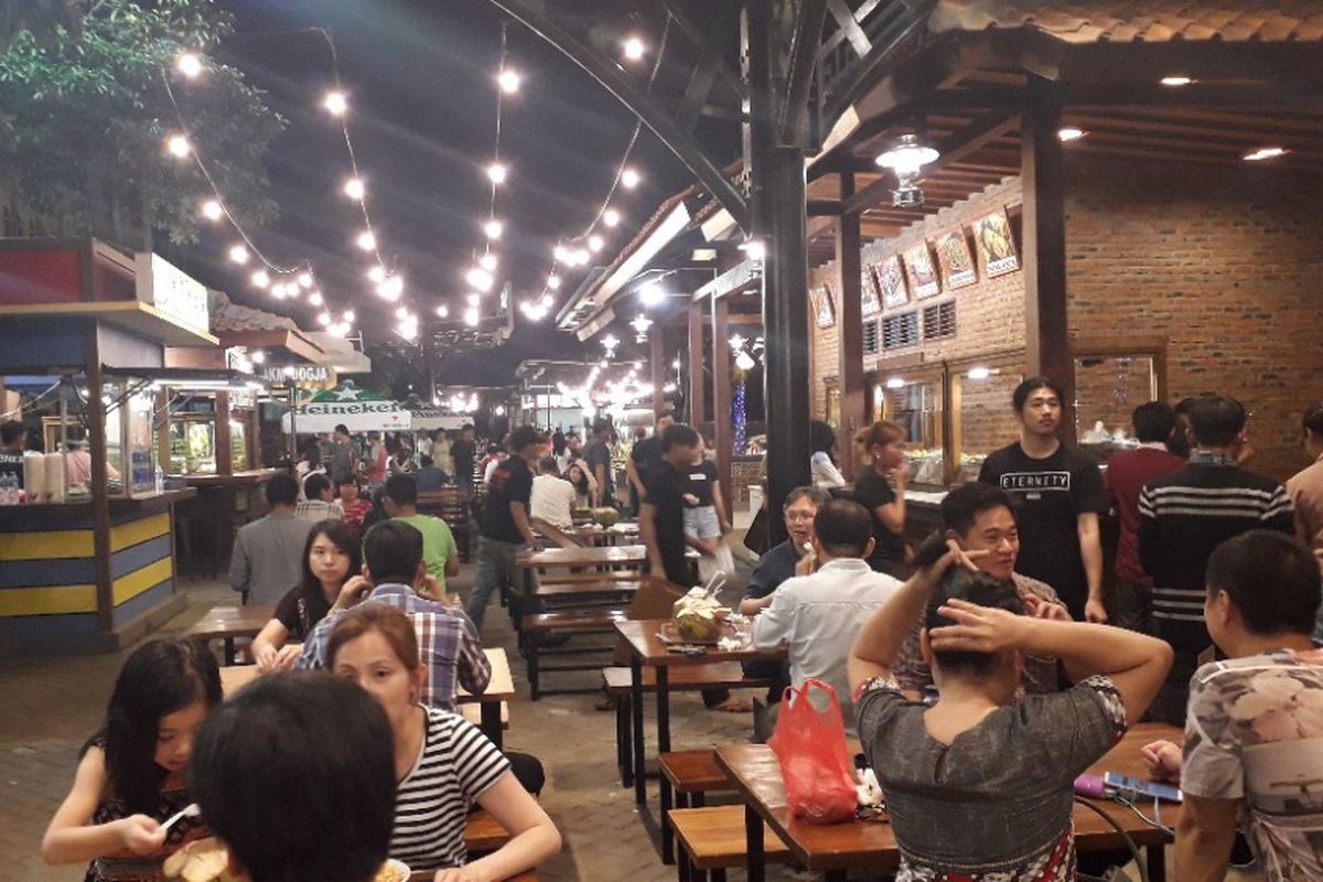 Suasana area kuliner Food Street di Pulau D Reklamasi atau kawasan Pantai Maju, Rabu (23/1/2019).