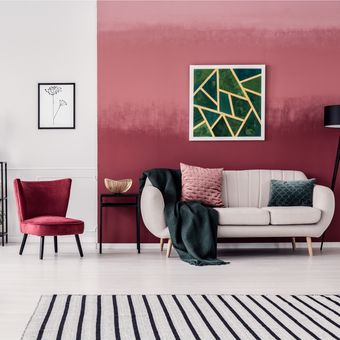 Ilustrasi warna merah digunakan sebagai warna cat dinding ruang tamu. 