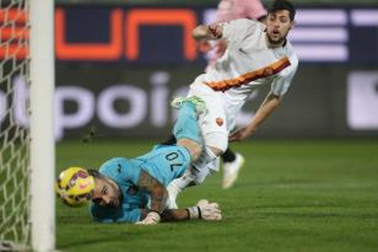 Striker AS Roma, Mattia Destro, saat melepaskan tendangan yang berujung gol ke gawang Palermo pada lanjutan Serie-A di Stadion Renzo Barbera, Sabtu (17/1/2015). 