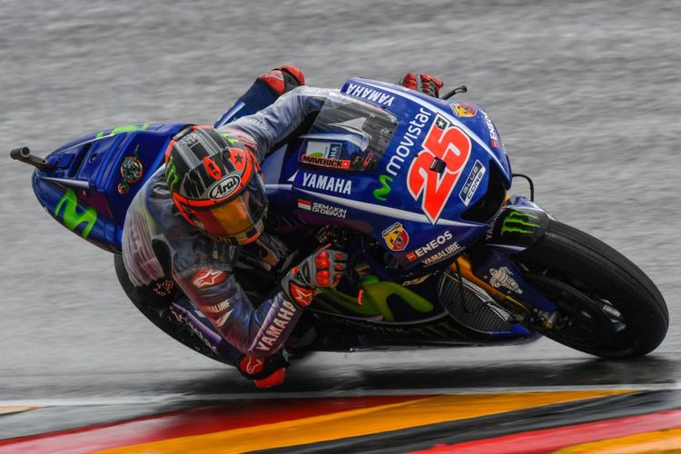 Pebalap Movistar Yamaha MotoGP asal Spanyol, Maverick Vinales, memacu motornya pada sesi latihan bebas kedua GP Jerman di Sachsenring, Jumat (30/6/2017).