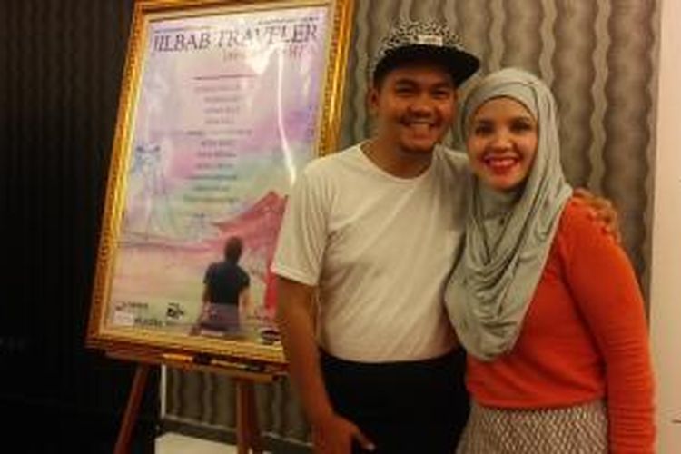 Indra Bekti dan istrinya, Aldilla Jelita, diabadikan usai acara syukuran shooting film Jilbab Traveler di Gedung Rapi Films, Jakarta Pusat, Jumat (13/11/2015).