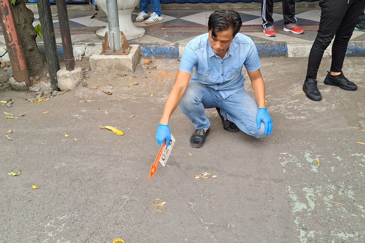 Polisi olah TKP perampokan toko emas di Lumajang, Jumat (20/6/2025)