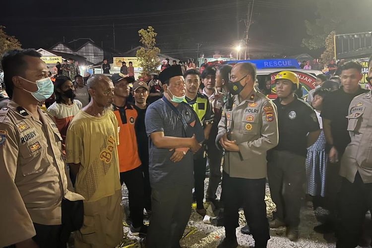 Gubernur Kalsel Sahbirin Noor (pakai kopiah) memantau langsung proses evakuasi sisa korban Alfamart ambruk di Gambut, Kabupaten Banjar, Selasa (19/4/2022) dinihari. 