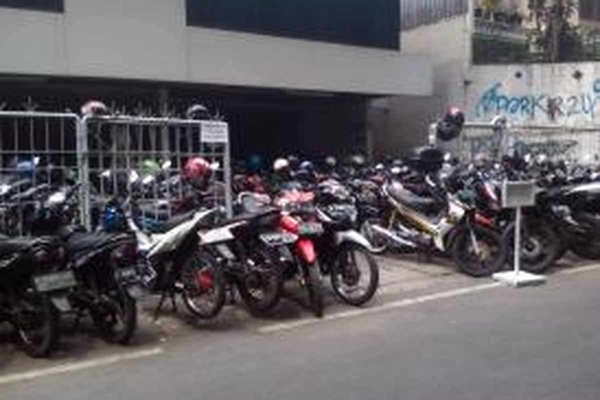 Lahan parkir khusus karyawan Plaza Indonesia berbaur dengan parkir liar di Jalan Kebon Kacang. 