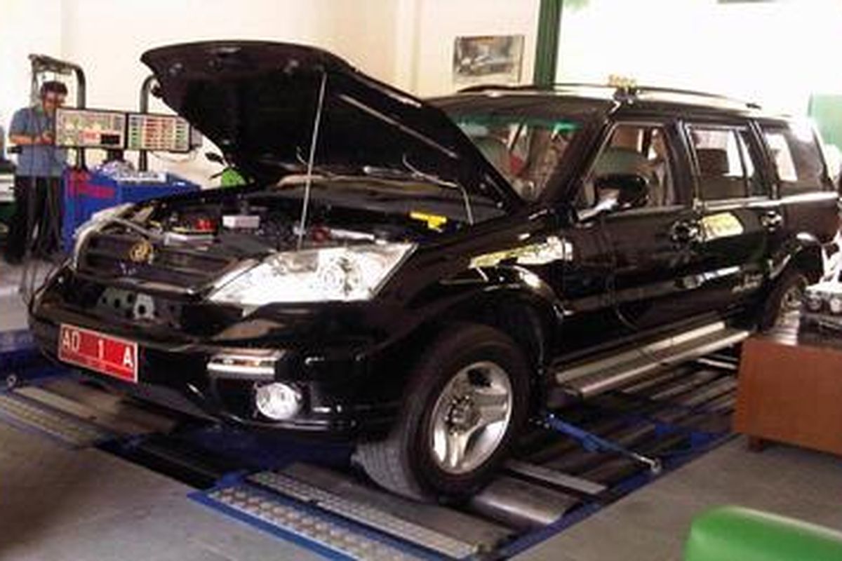 Mobil Esemka sedang menjalani uji emisi di Sukoharjo, Jateng, Sabtu (24/3/2012).