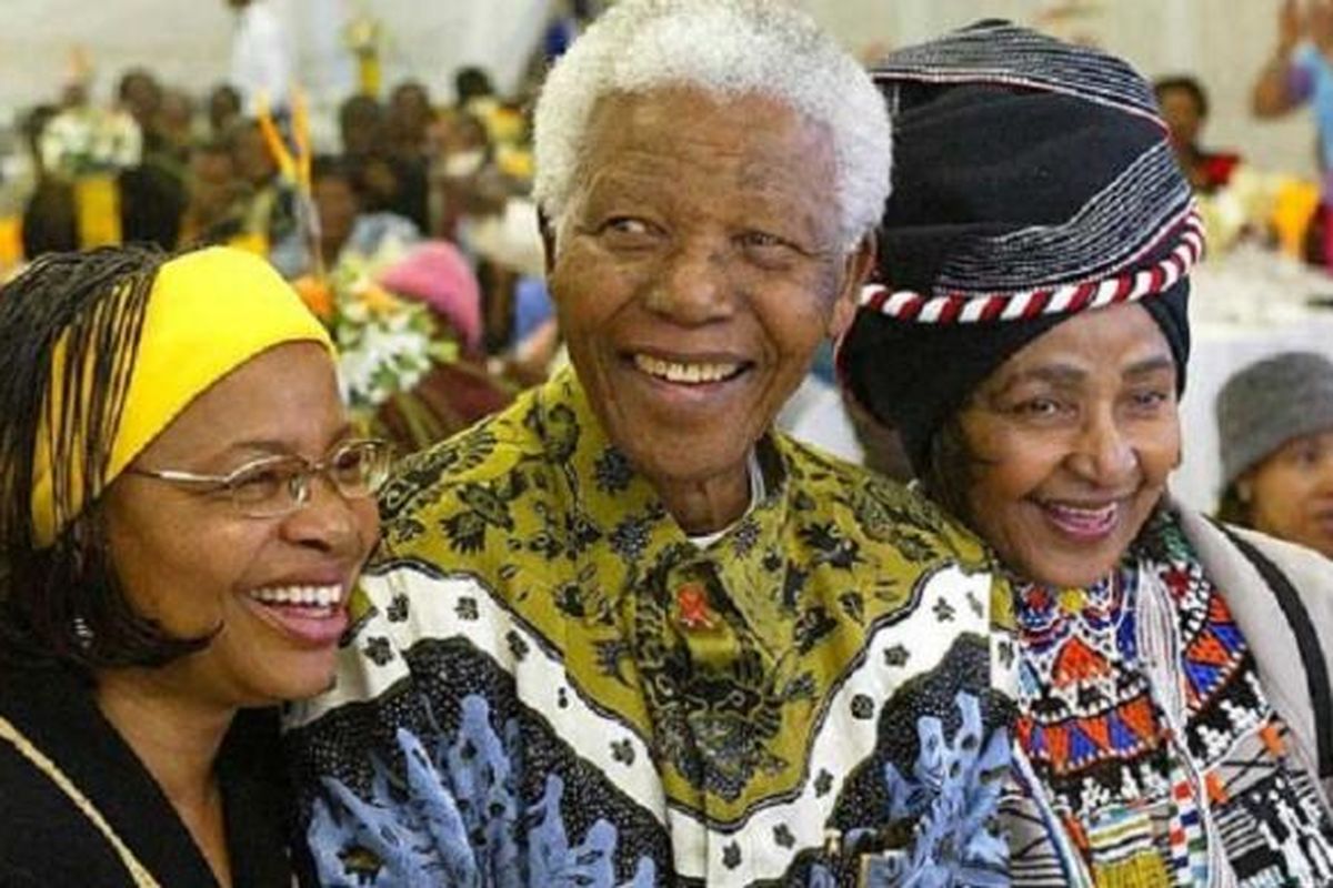 Mantan Presiden Afrika Selatan Nelson Mandela bersama istrinya Graca Machel (kiri) dan mantan istrinya Winnie Madikizela Mandela
