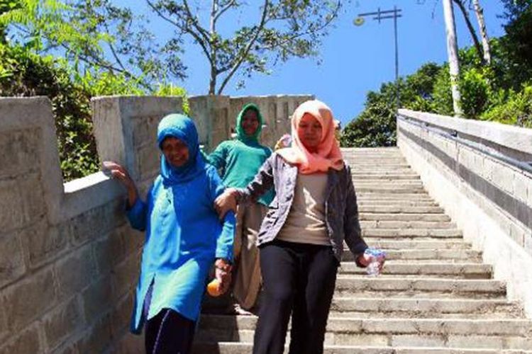 Warga berjalan melintasi tangga obyek wisata Janjang Koto Gadang di Kota Bukittinggi, Sumatera Barat, Sabtu (1/6/2013). Janjang Koto Gadang atau Tangga Koto Besar, terletak di daerah Koto Gadang, Kecamatan Ampek Koto, Kabupaten Agam, yang dibangun dari sumbangan perantau minang dan donatur, yang menelan biaya sebesar Rp 2 miliar. Obyek wisata yang menghubungkan Kota Bukittinggi dengan Kabupaten Agam ini diharapkan menjadi ikon wisata Sumatera Barat.