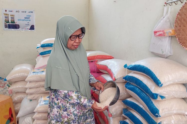 Harga beras jenis medium dan premium naik di pasaran Kabupaten Madiun, Jawa Timur. Diduga kenaikkan harga beras dipicu menipisnya stok di gudang.