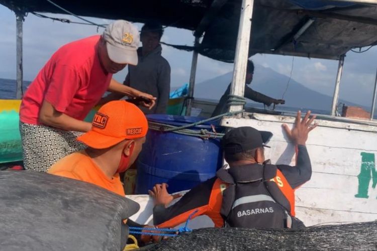 Foto: Proses evakuasi wisatawan, pemandu, dan kru kapal yang hilang kontak saat berwisata di Pulau Komba, Kabupaten Lembata, Nusa Tenggara Timur (NTT), Kamis (14/9/2023).